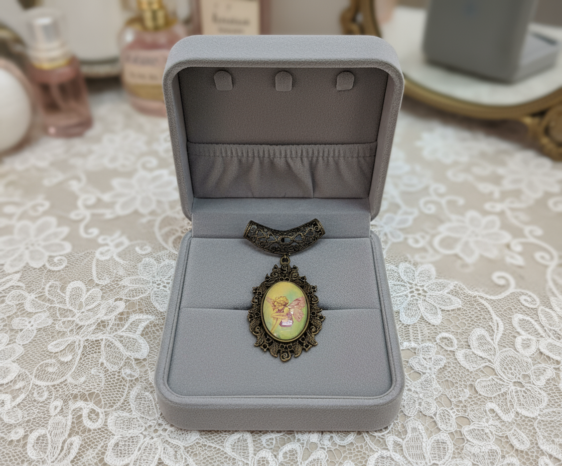 Pendentif camée artisanal avec une fée des fleurs NACRELUNE
