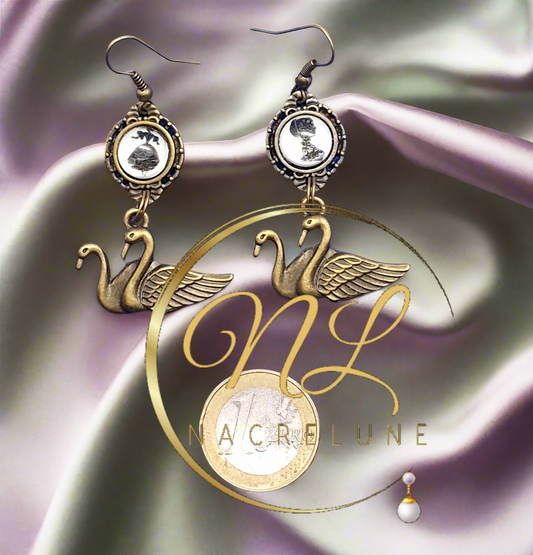boucles d’oreille cygnes avec camée, en couleur or vieilli avec leur camée représentant une jolie dame