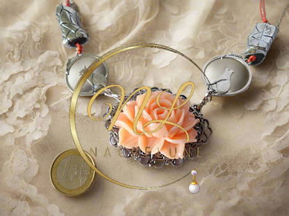 collier avec pendentifs chats et grande rose imitation corail