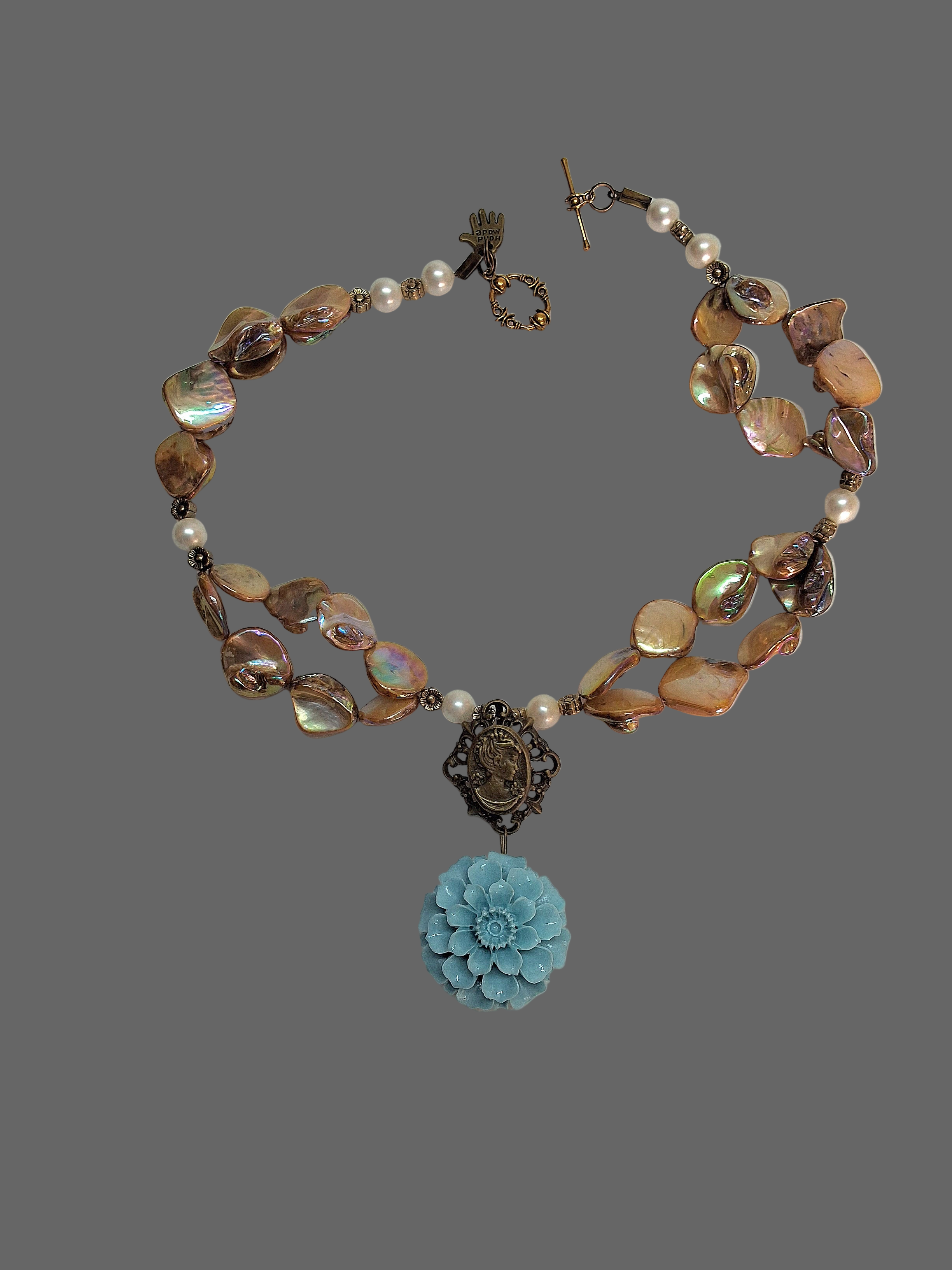 Collier en nacre doré et turquoise en résine nacrelune.com collier