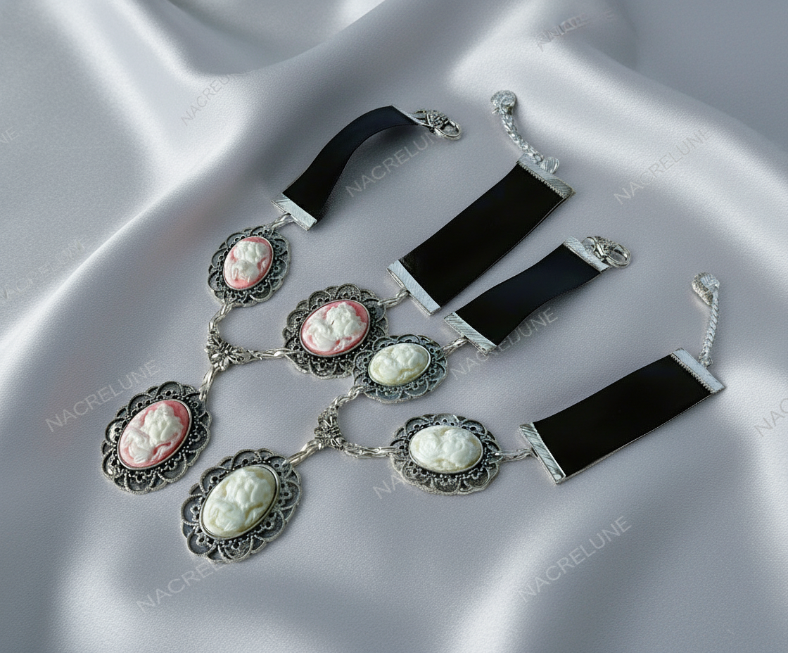 Collier avec ruban de satin et 3 camées représentant des jeunes filles, choisissez votre couleur NACRELUNE collier