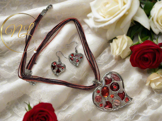 Pendentif en émail et strass en forme de coeur avec boucles assorties