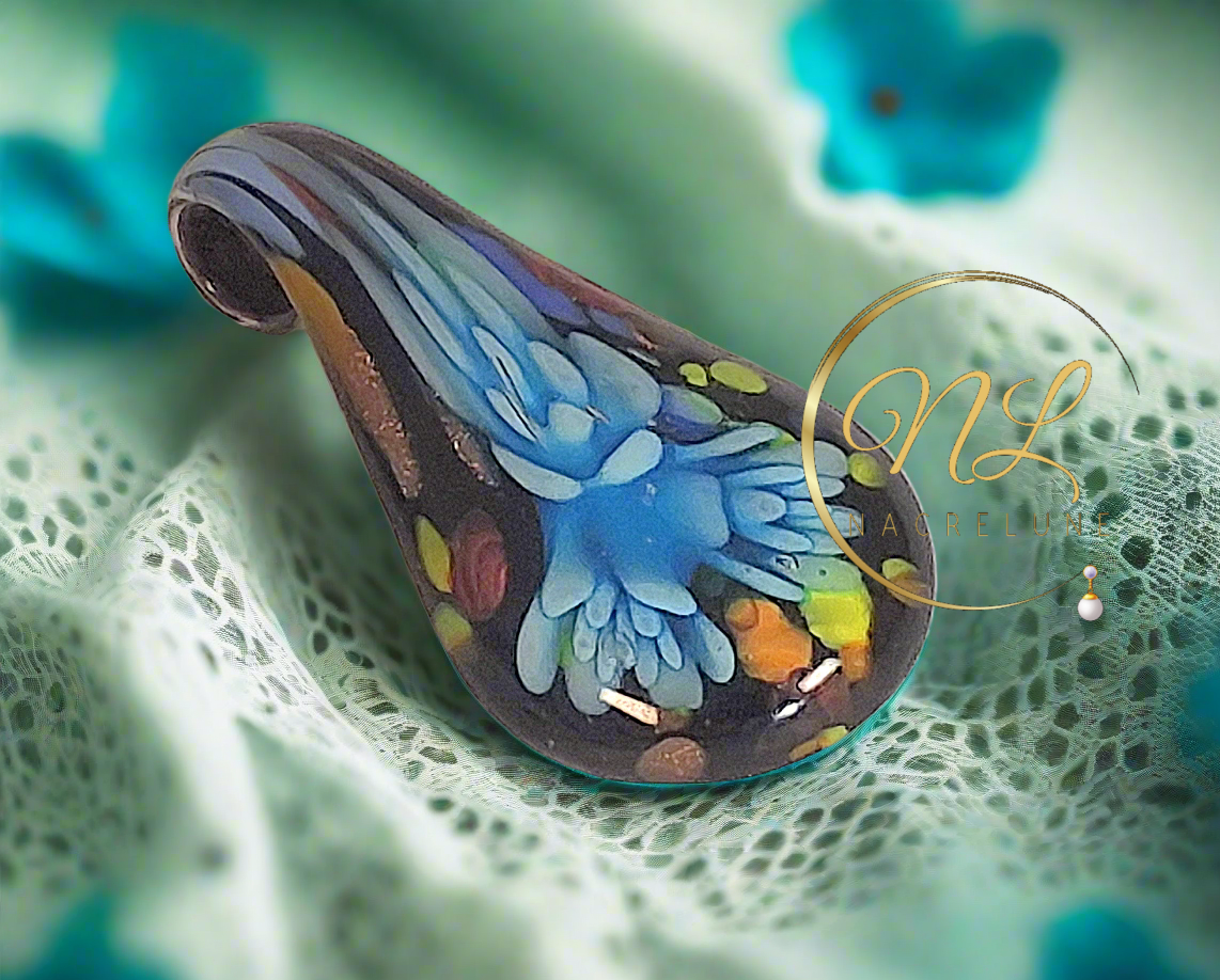 Pendentif en verre représentant une fleur colorée Bleu turquoise nacrelune.com pendentif