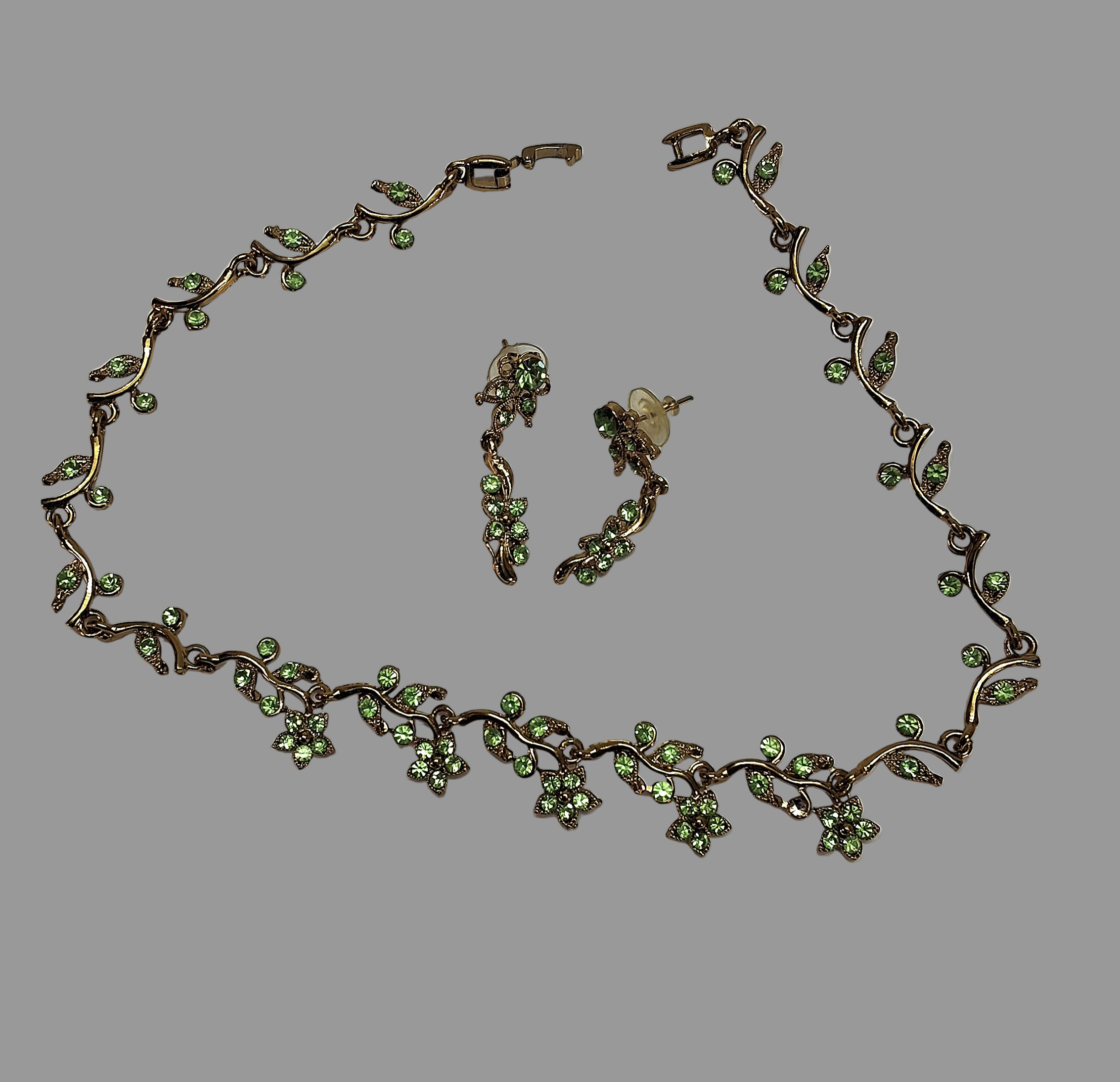 Parure en strass vert pale nacrelune.com parure