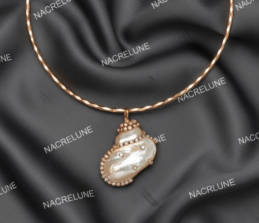 Pendentif en nacre incrusté de strass avec tour du cou semi rigide assorti NACRELUNE pendentif