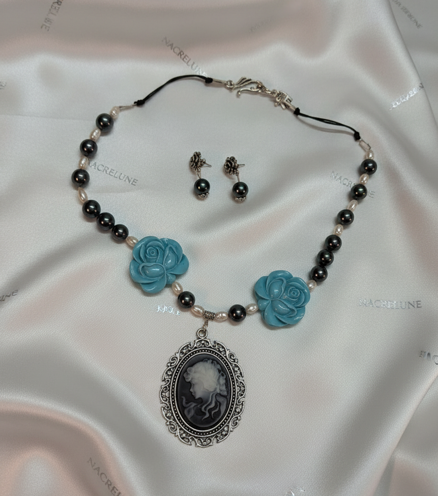 Parure en perles de nacre avec fleurs en resine turquoise et camée nacrelune.com parure