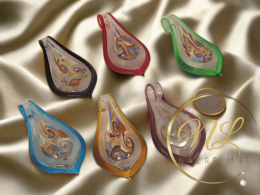 Pendentif en verre multicolore