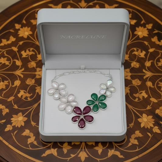 Collier en argent avec rubis émeraudes quartz roses et pierres de lune taillées en forme de fleurs NACRELUNE collier