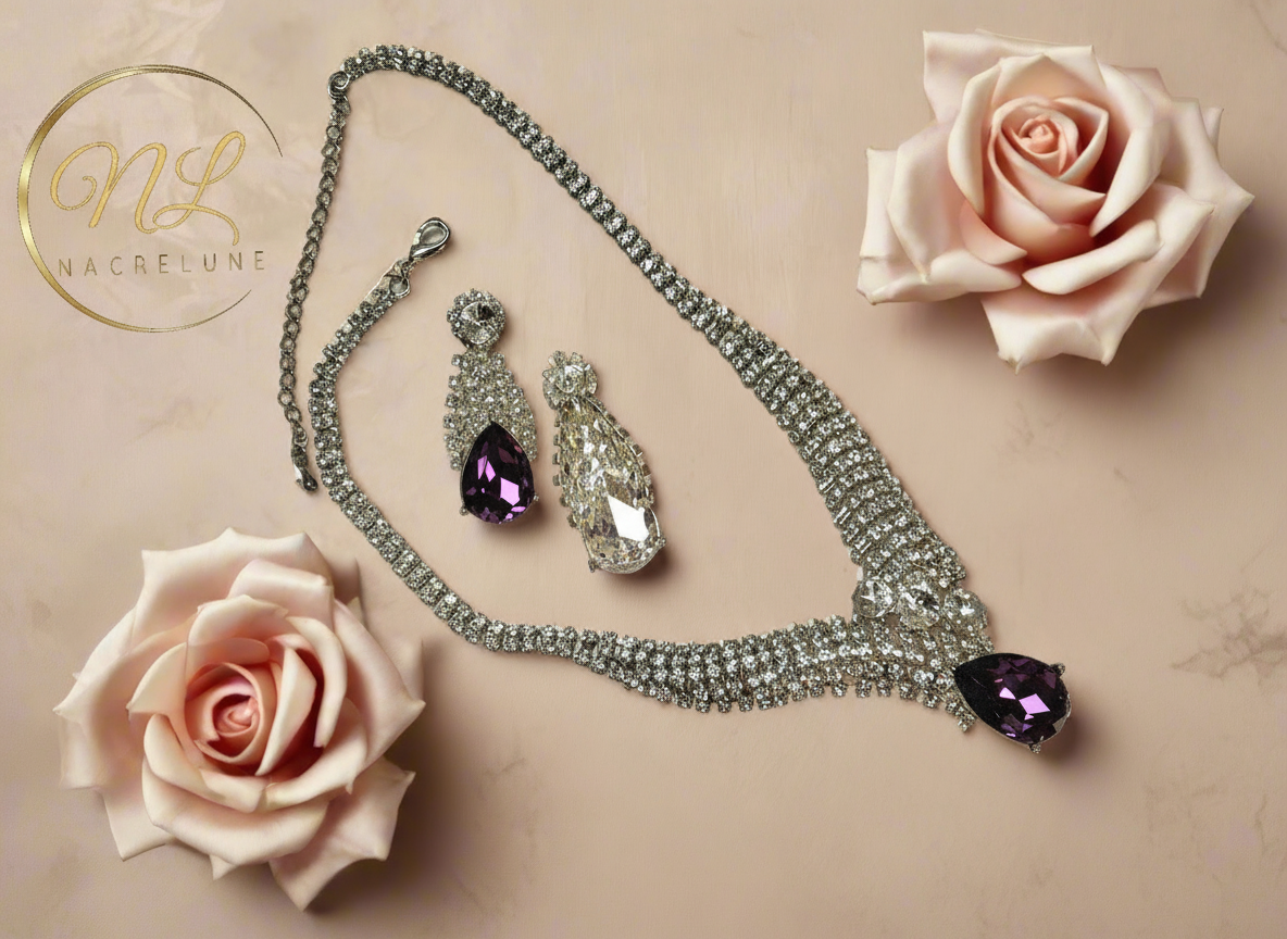Collier en strass avec grande pierre couleur améthyste. nacrelune.com parure
