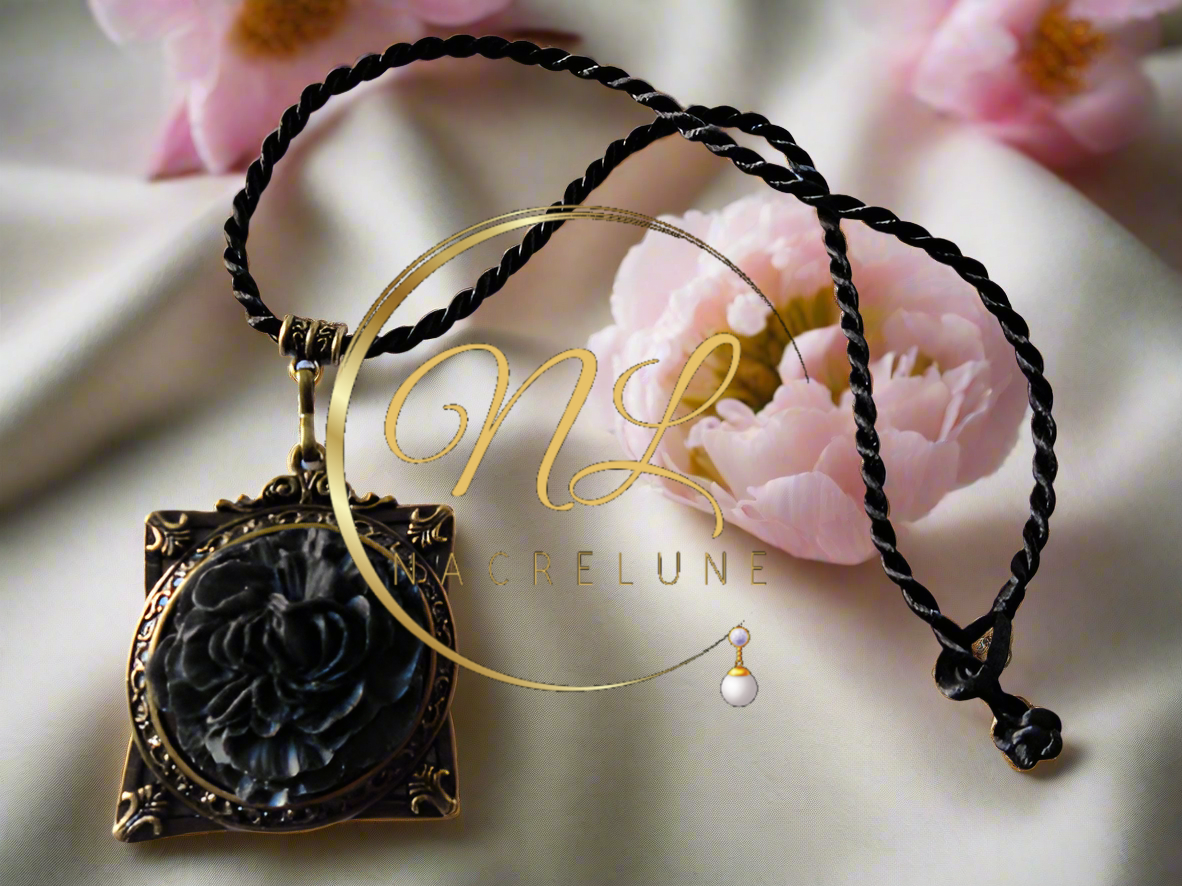 Pendentif cadre avec fleur,  noir