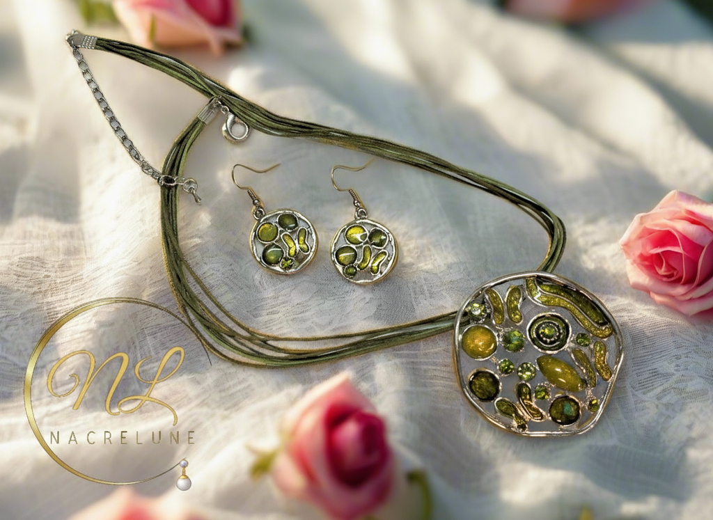 Pendentif en émail et strass avec boucles assorties vertes nacrelune.com parure