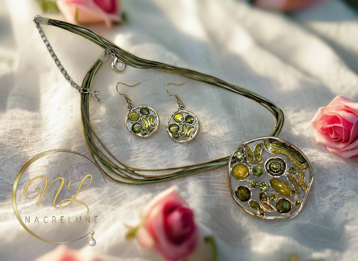 Pendentif en émail et strass avec boucles assorties vertes nacrelune.com parure