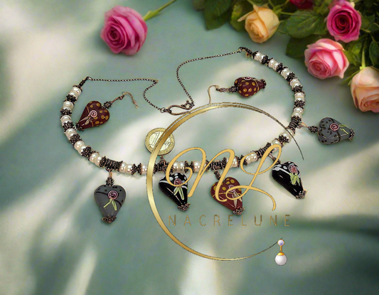 parure en perles naturelles et coeurs décorés en verre.
