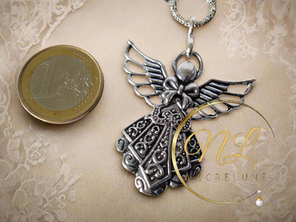 Collier fait de petits camées représentant un ange et des fées des fleurs
