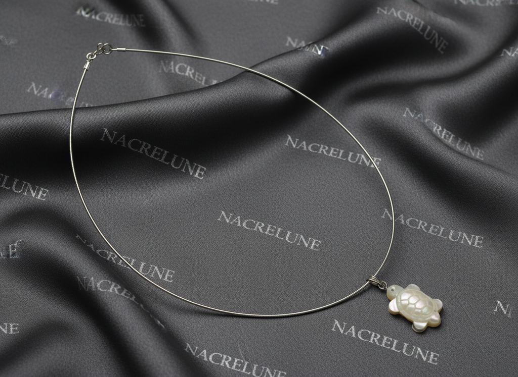 Pendentif en nacre en forme de tortue nacrelune.com pendentif