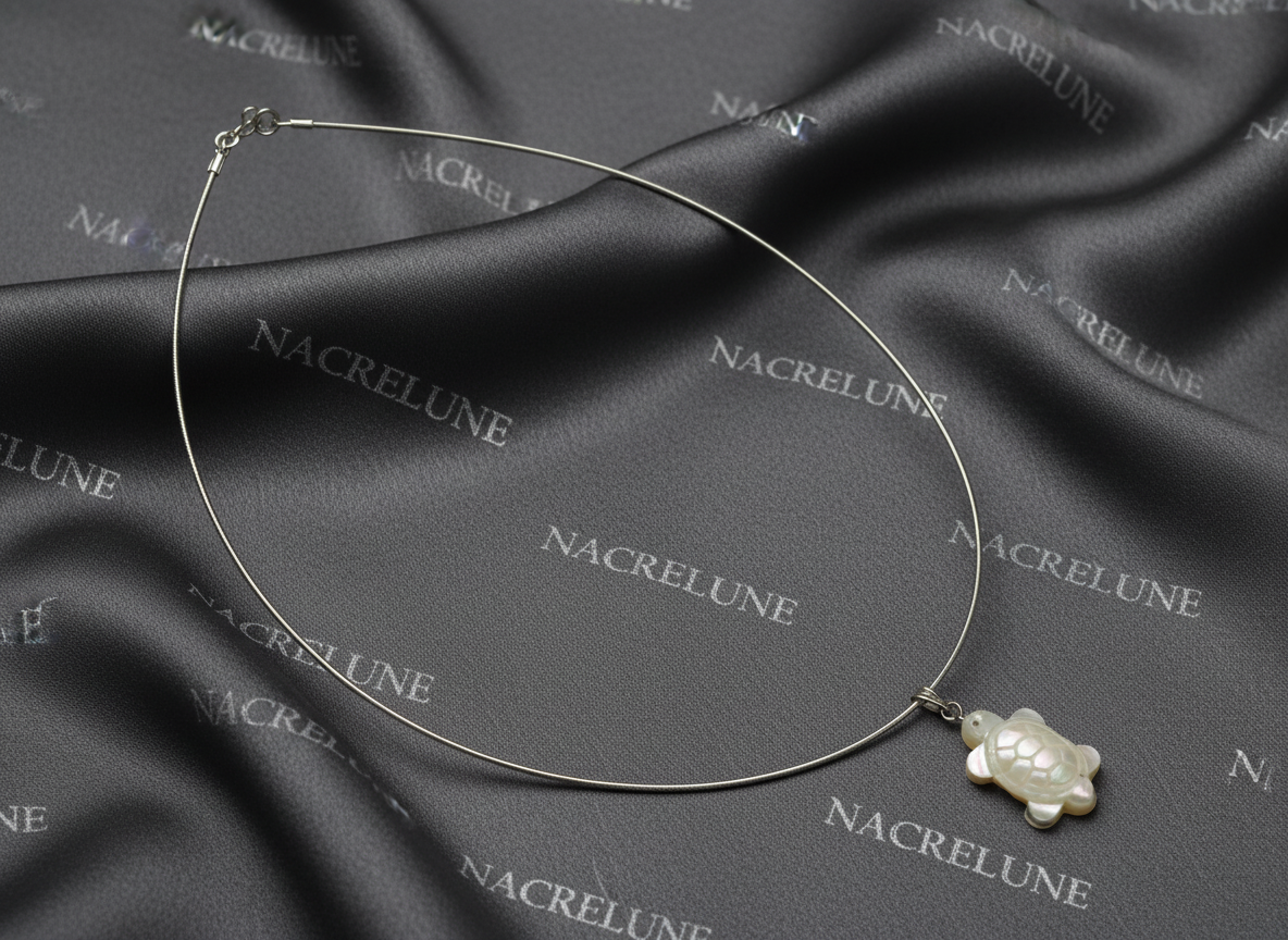 Pendentif en nacre en forme de tortue nacrelune.com pendentif
