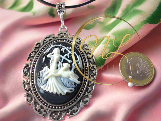 Grand pendentif camée représentant une scène de chasse antique  (blanc)