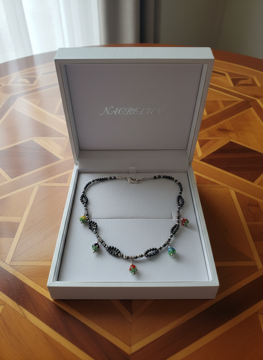 Collier en petites perles de culture noire avec des fleurs en verre multicolores nacrelune.com collier