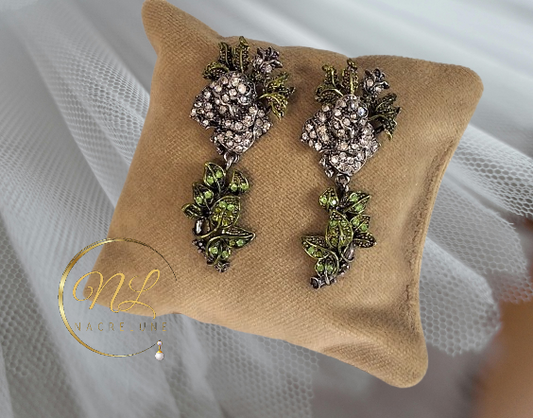 Grandes boucles strass en forme de roses blanches