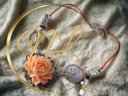 collier avec pendentifs chats et grande rose imitation corail