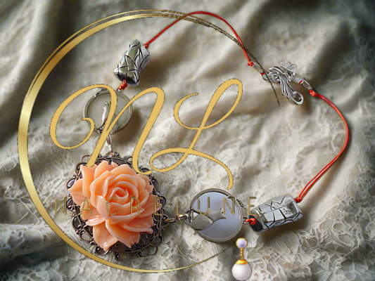 collier avec pendentifs chats et grande rose imitation corail
