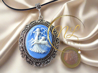 Grand pendentif camée représentant une scène de chasse antique (Bleu)