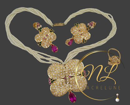 un collier et  boucles d'oreilles en perles fines avec des pierres de zirconium rose