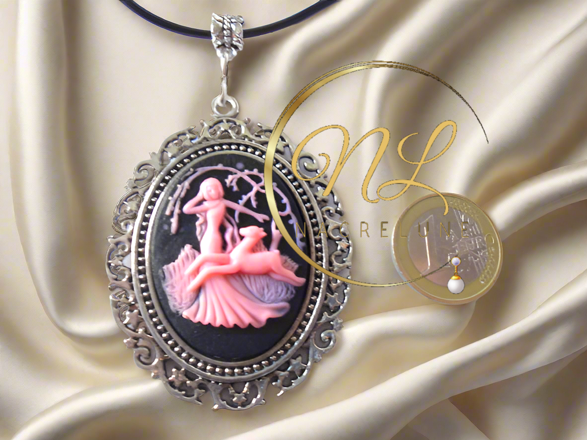 Grand pendentif camée représentant une scène de chasse antique (rose)