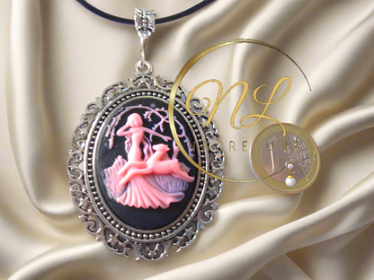 Grand pendentif camée représentant une scène de chasse antique (rose)