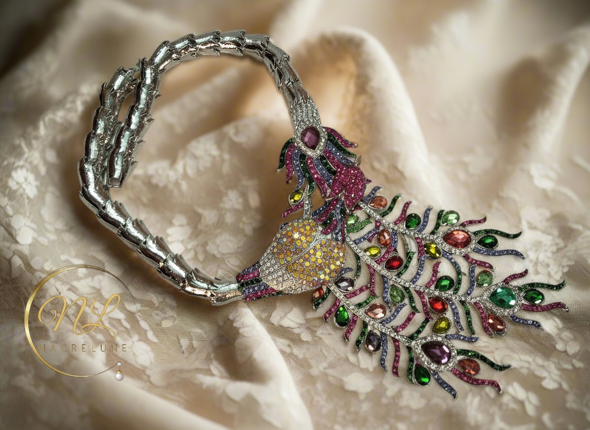 Collier en strass multicolores représentant un paon monté sur métal argenté nacrelune.com collier