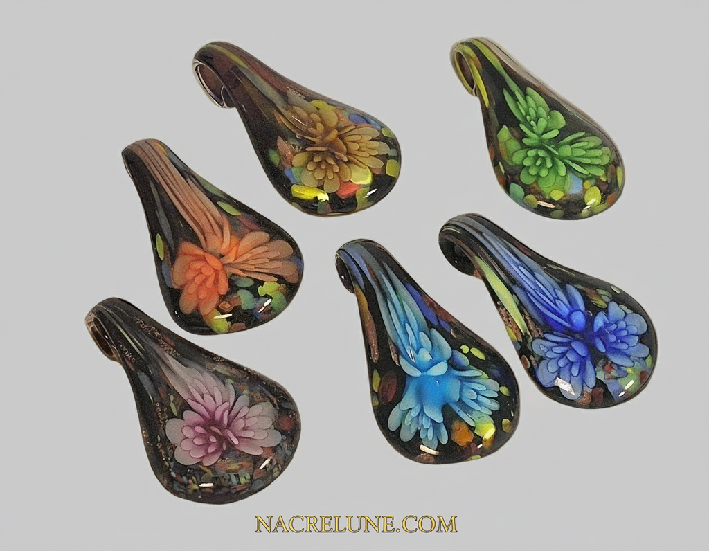 Pendentif en verre représentant une fleur colorée nacrelune.com pendentif