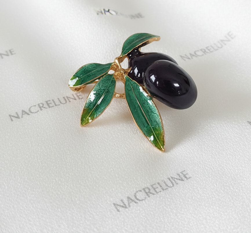 Broche en forme de petite branche d’olivier avec olives noires nacrelune.com broche