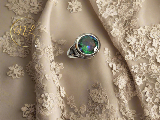 Bague en argent avec topaze taillée traitée mystique