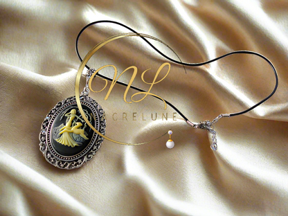 Grand pendentif camée représentant une scène de chasse antique (noir )