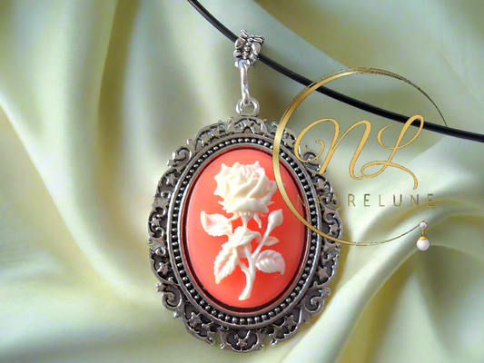 Grand pendentif camée en résine orange avec rose blanche