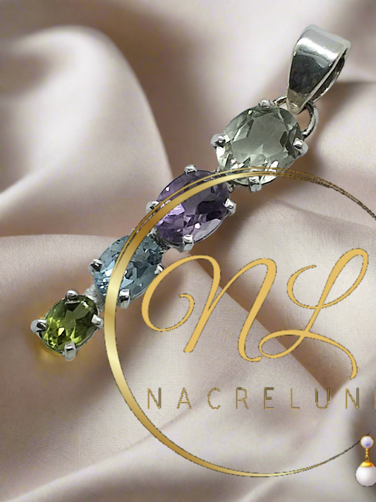 pendentif en argent véritable mettant en valeur des pierres semi-précieuses taillées: éclats verdoyants de péridot, nuances brillantes d'améthyste, éblouissante topaze bleue et quartz vert apaisant