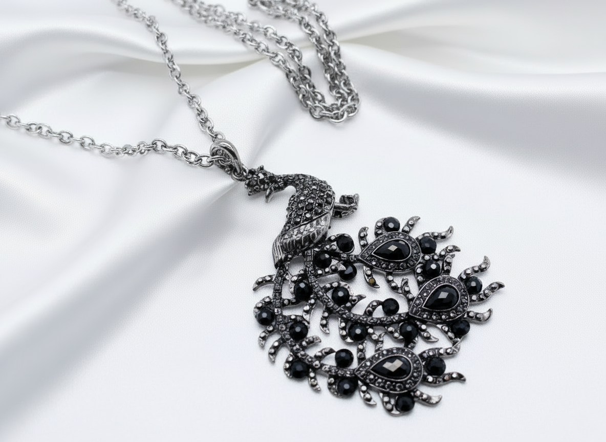 Pendentif en strass sur sa longue chaîne représentant un paon : 2 versions disponibles nacrelune.com pendentif