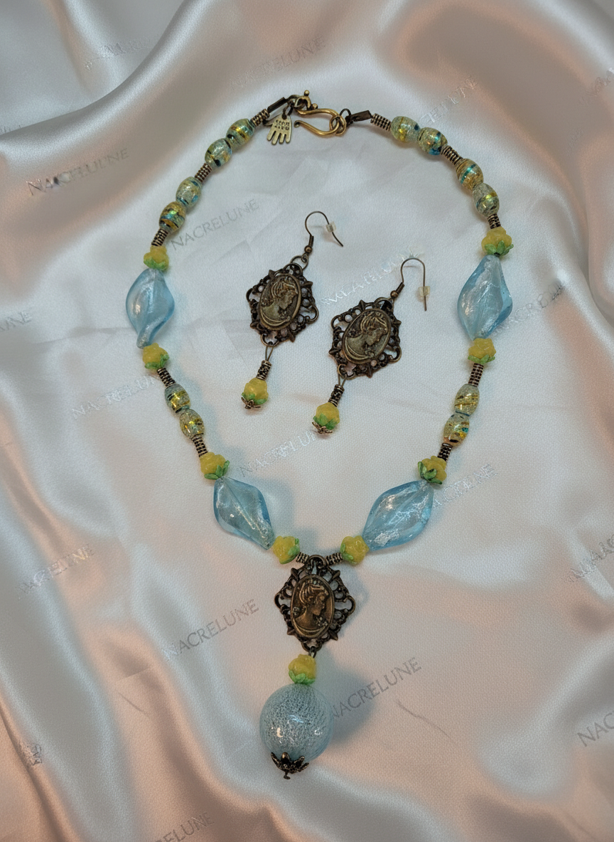 Parure en perles de verre bleue et jaune avec camée en métal NACRELUNE parure