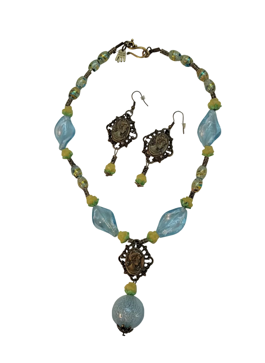 Parure en perles de verre bleue et jaune avec camée en métal nacrelune.com parure