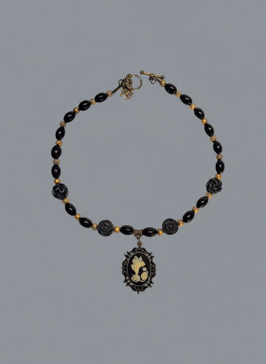 Collier en perles d'onyx avec grand camée en résine nacrelune.com collier