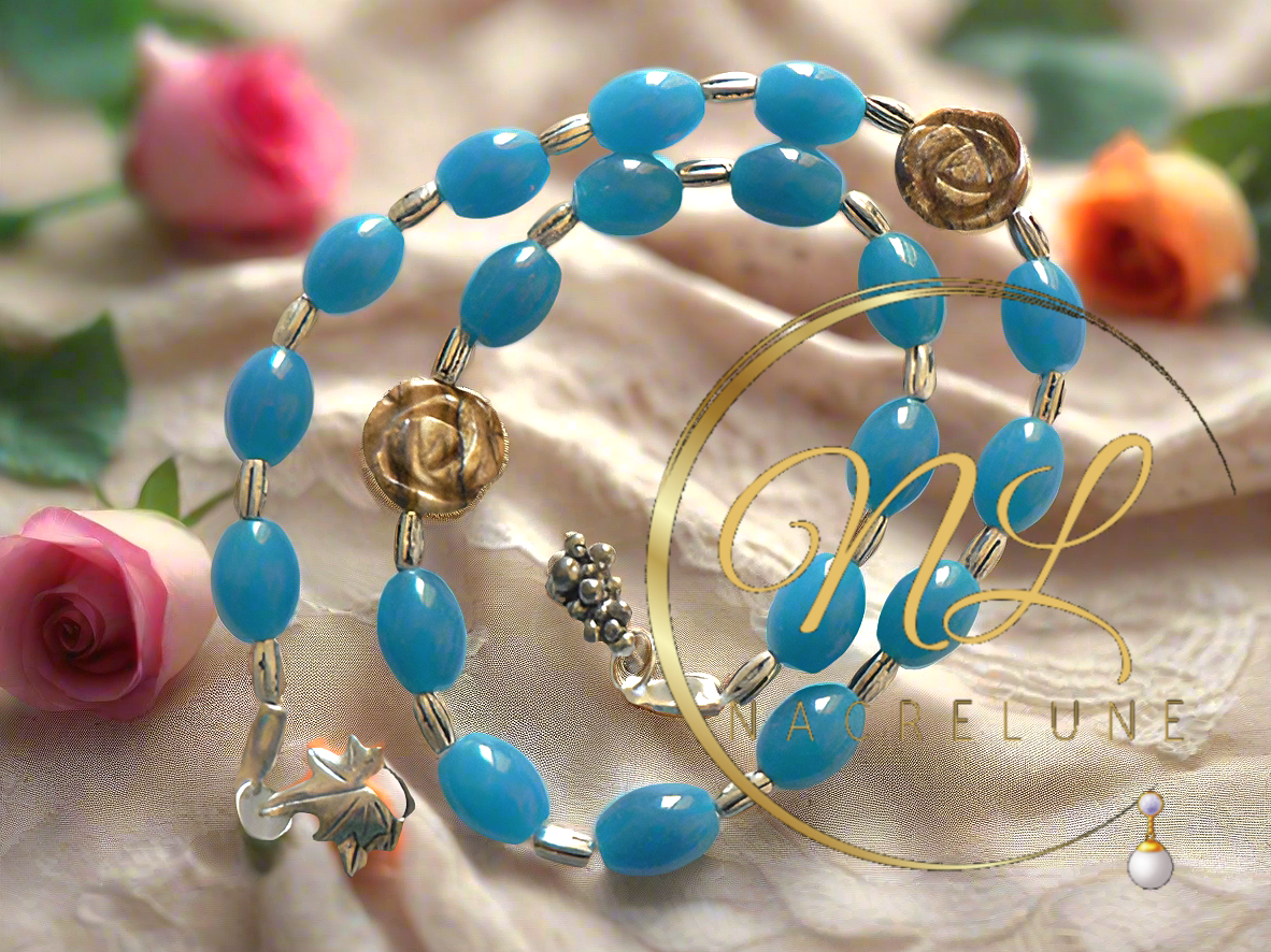 parure en perles de quartz bleus et fleurs sculptées en oeil du tigre