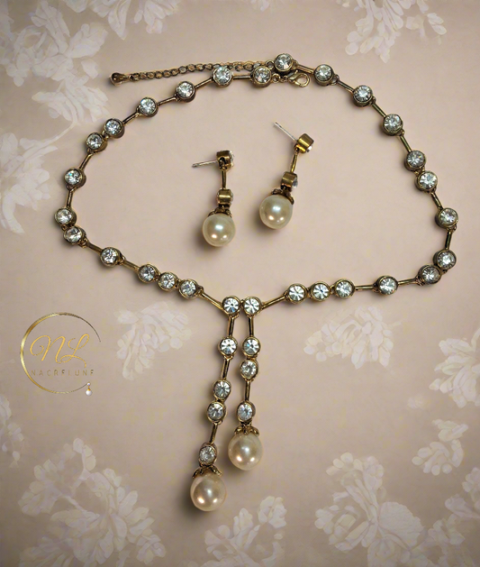 Parure dorée avec grandes perles fantaisie et strass