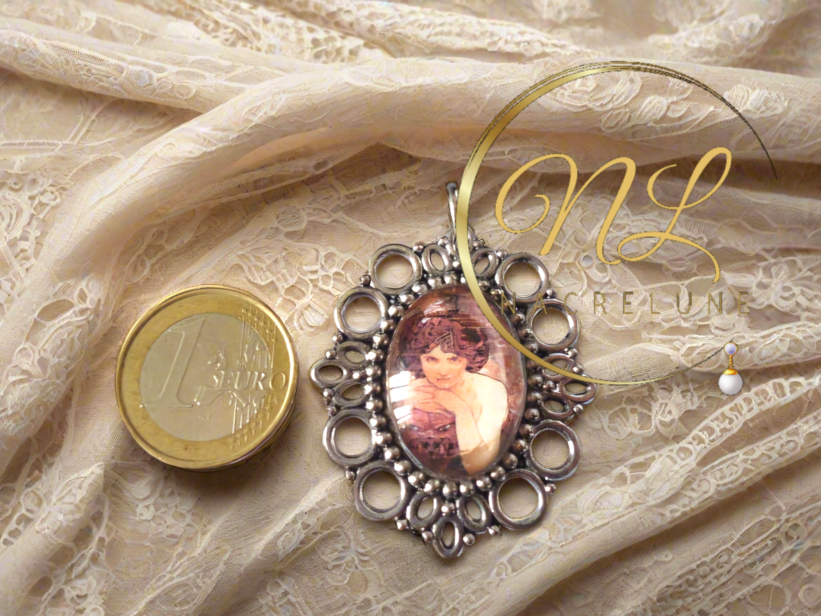 Pendentif camée de style art nouveau Mucha