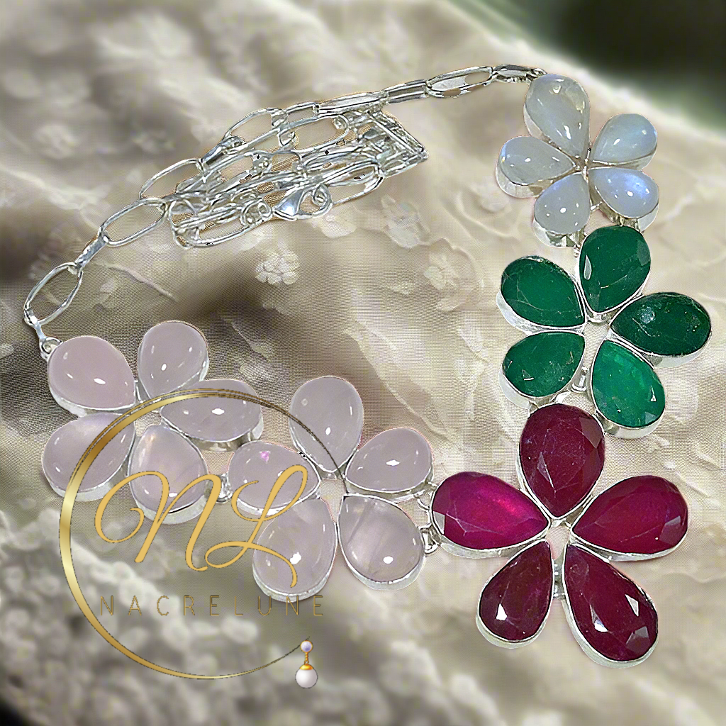 Collier en argent avec rubis émeraudes quartz roses et pierres de lune taillées en forme de fleurs