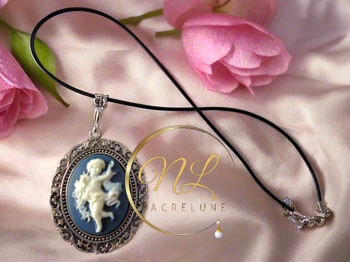 Grand pendentif camée en resine avec ange blanc