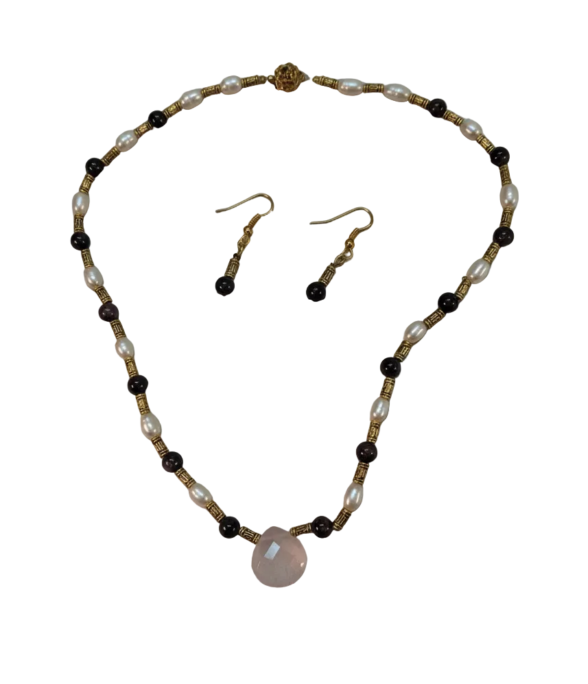 Parure petits rubis polis véritables avec perles de culture et quartz rose sculpté nacrelune.com parure