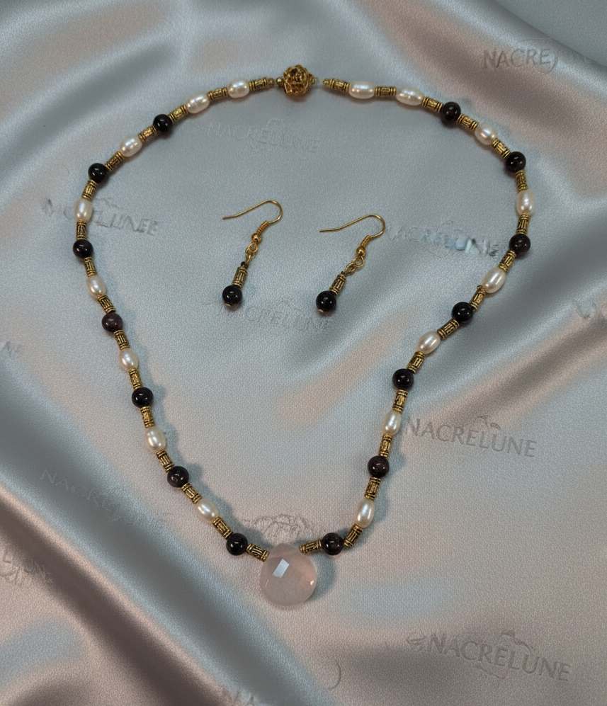 Parure petits rubis polis véritables avec perles de culture et quartz rose sculpté NACRELUNE parure