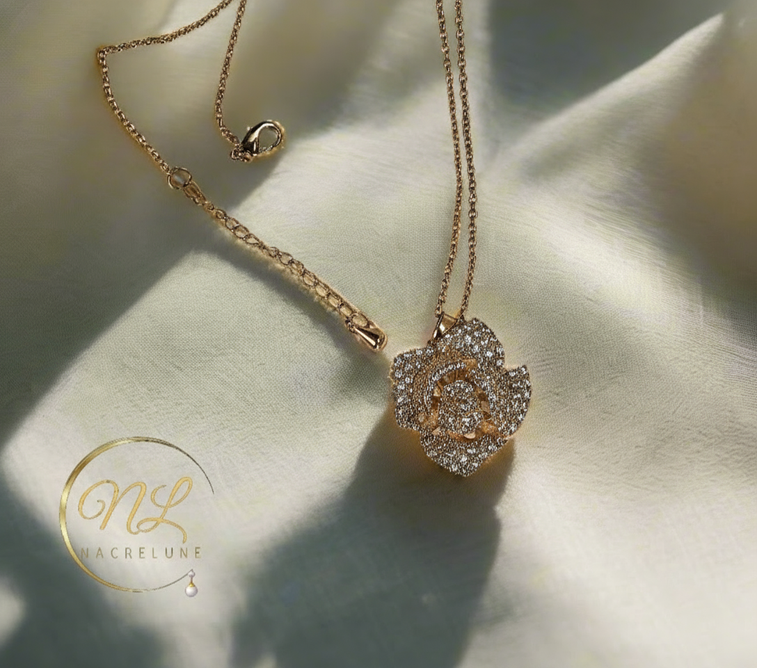 Pendentif en strass en forme de rose stylisée nacrelune.com pendentif