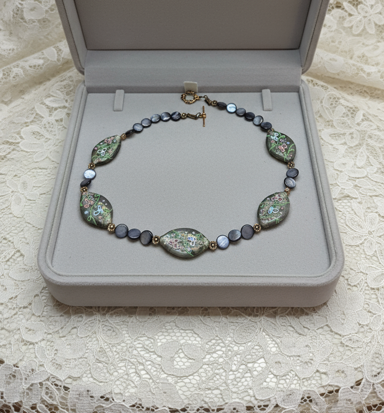 Collier en pastilles de nacre bleu et grandes perles de verre peintes à la main nacrelune.com collier