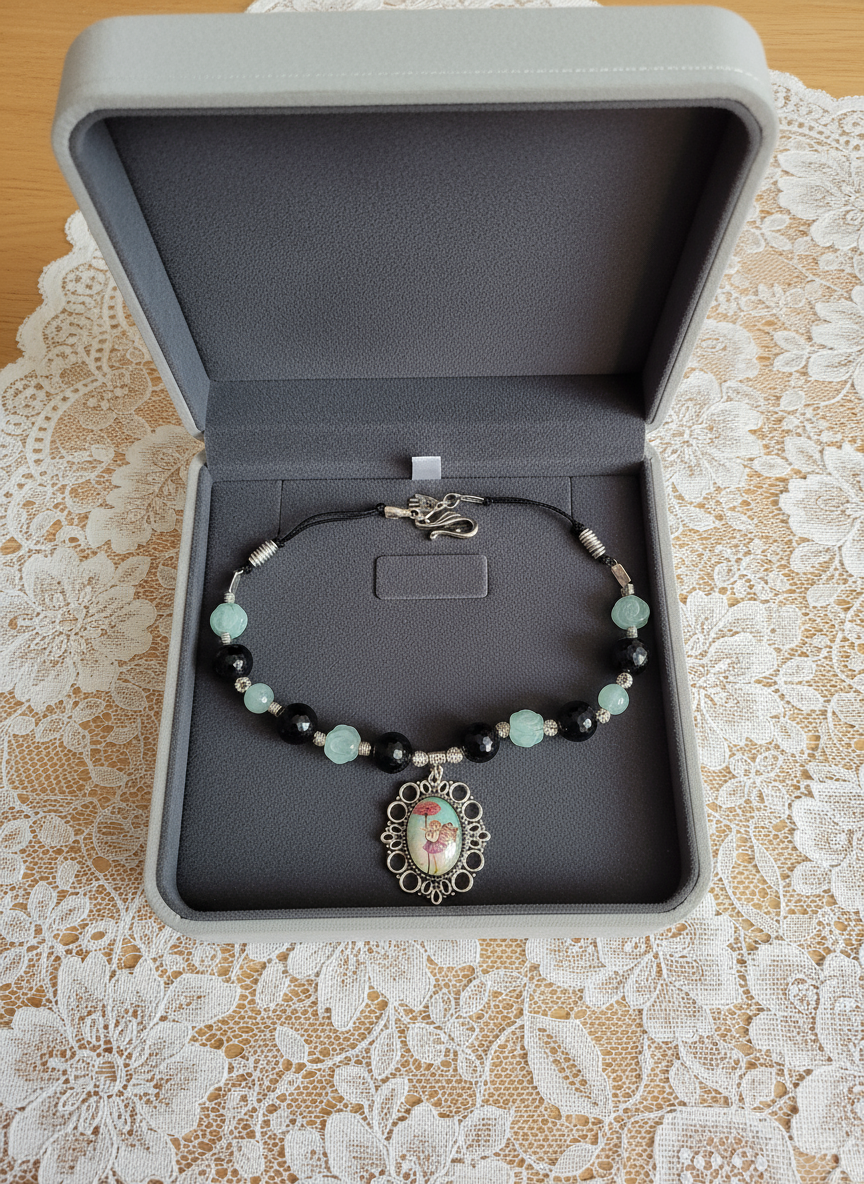 Collier en perles d'aigue marines et grenats véritables avec camée petite fée des fleurs nacrelune.com collier